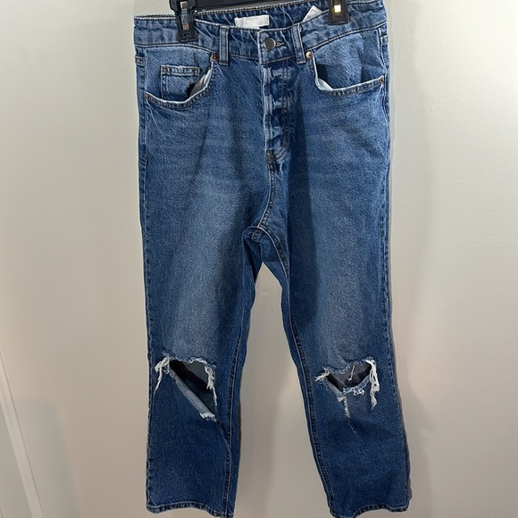 H&M Woman's Siize 8 High wasted Buttoned Jean Hole distressed Cropped  boyfriend - Picture 1 of 7